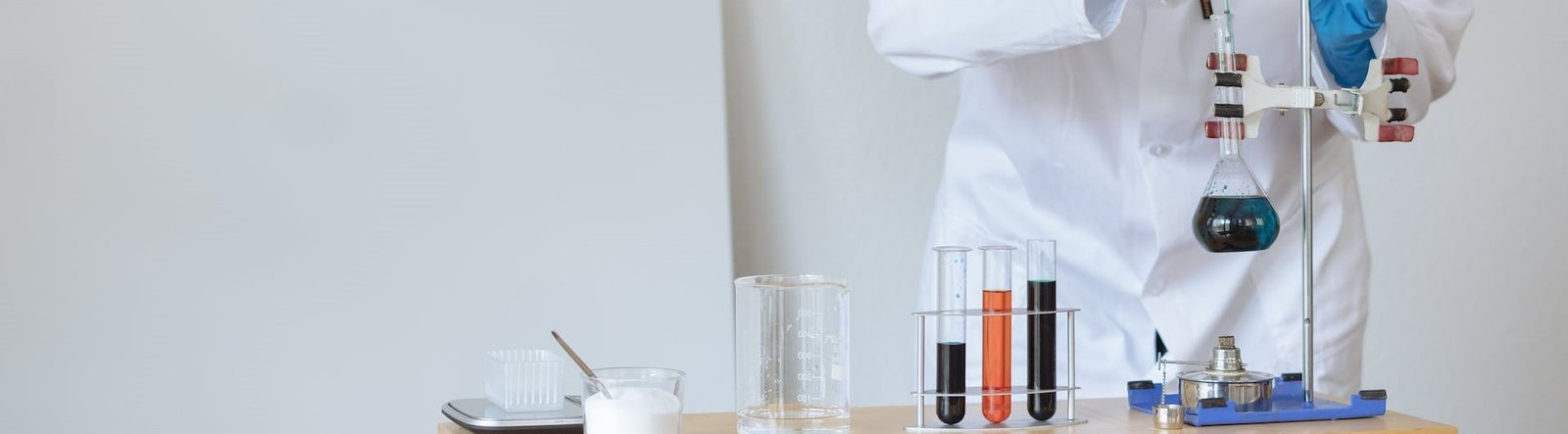 page hero, lab experiment